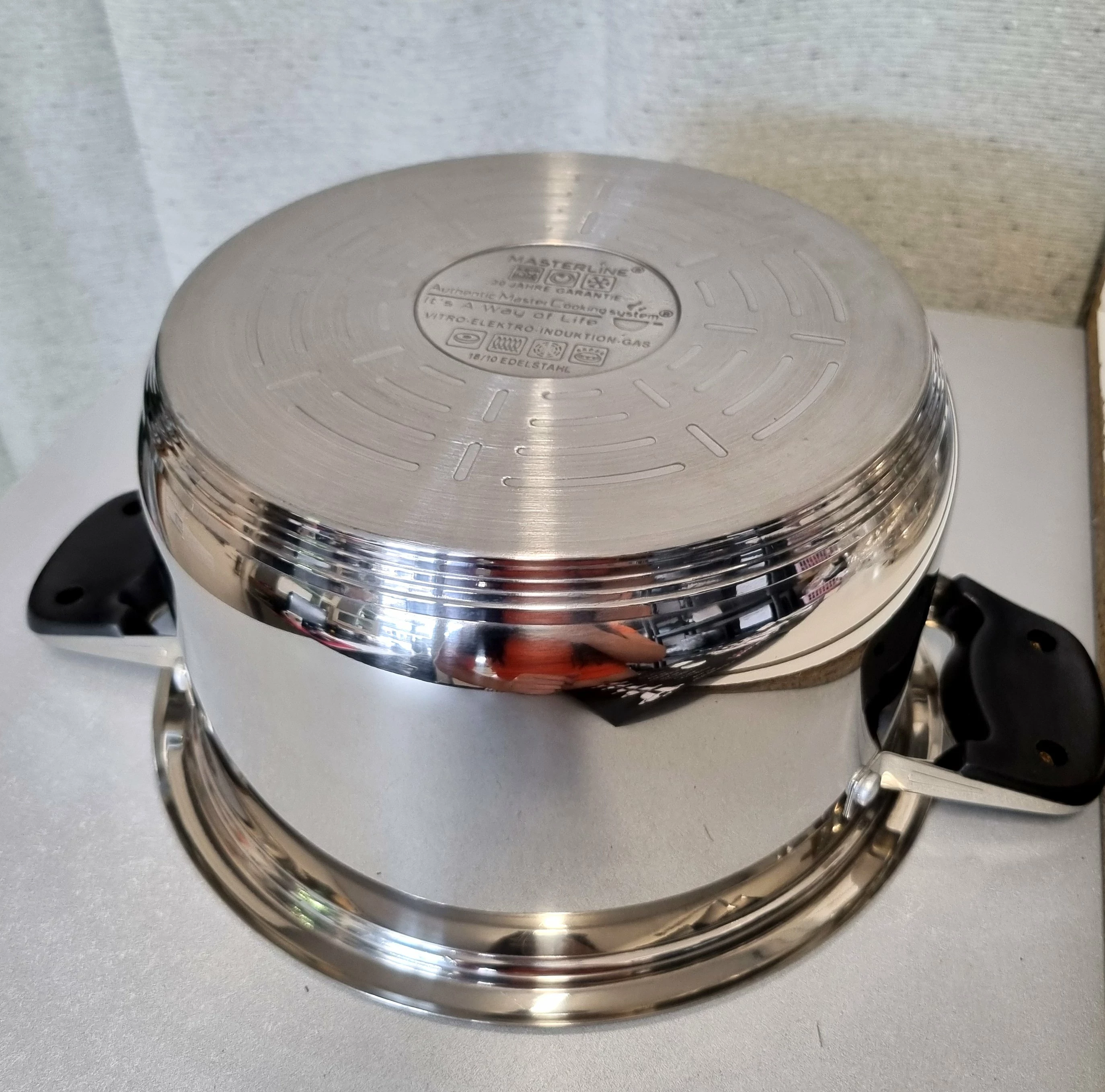 garnki-masterline-w-walizce-marka-brak-informacji