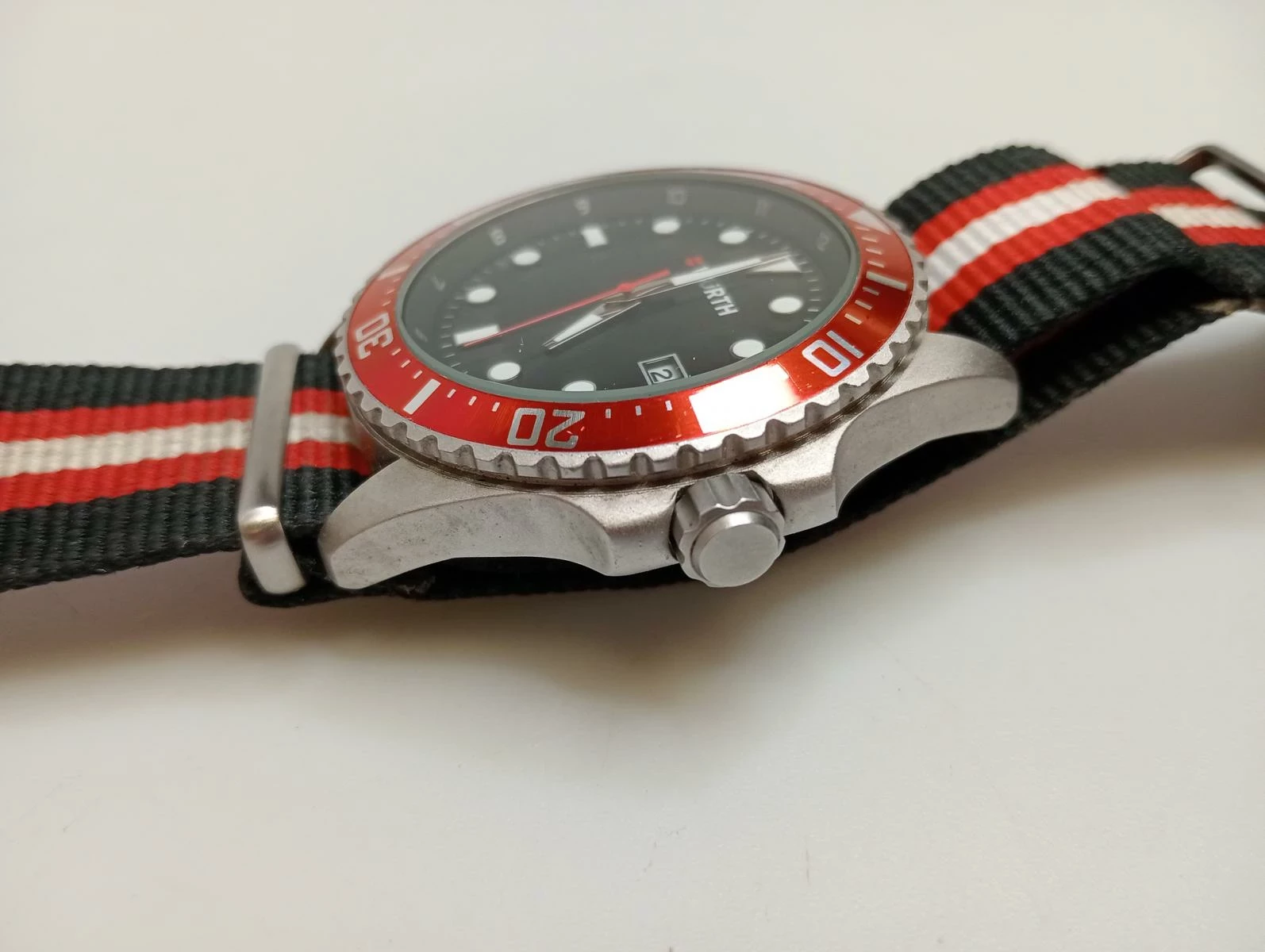 zegarek-wurth-na-pasku-materialowym-mechanizm-kwarcowy