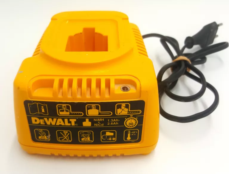 ŁADOWARKA DEWALT DE9130