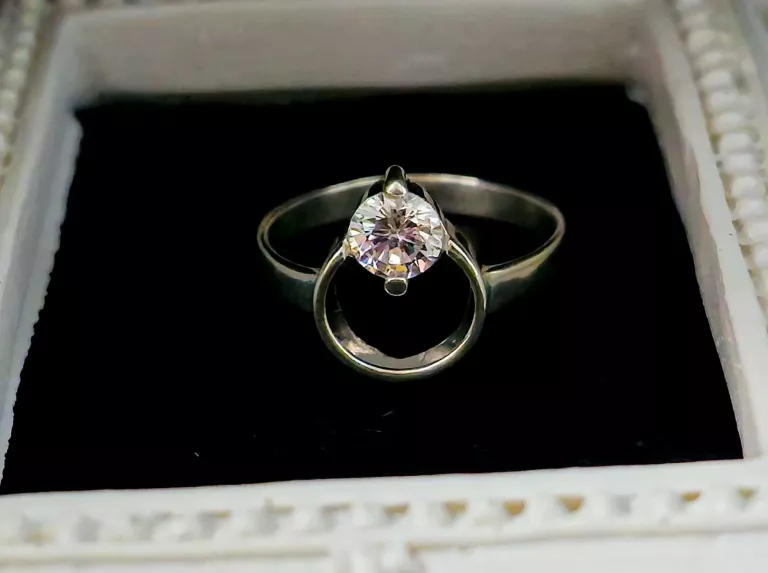 delikatny-srebrny-pierscionek-koleczko-i-cyrkonia-p925-175g-r11-kolor-dominujacy-srebrny