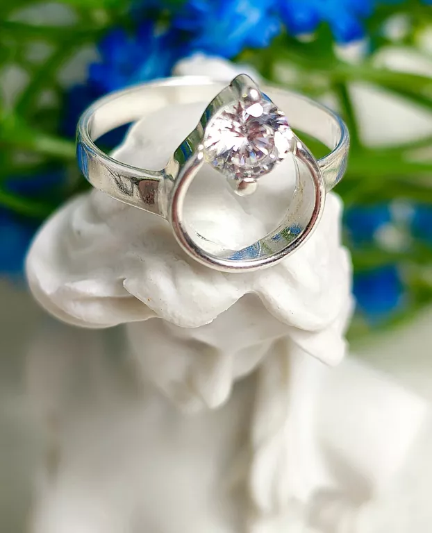 delikatny-srebrny-pierscionek-koleczko-i-cyrkonia-p925-175g-r11-product-id-943089c3-e4e5-40ac-a728-c7b5aae6ca1b