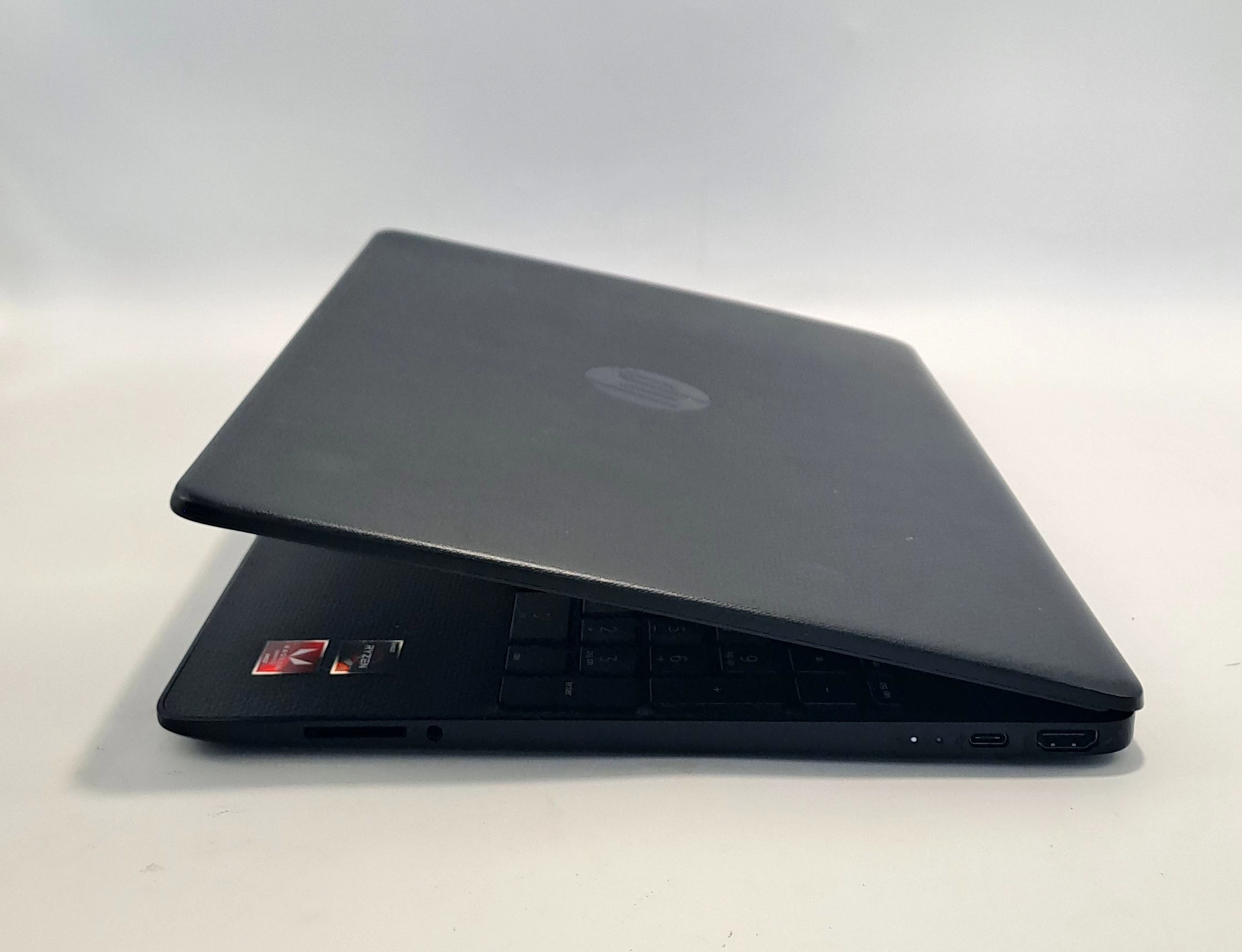 laptop-hp-ryzen-5-3500u-amd-8gb-ssd-amd-radeon-przekatna-ekranu-156