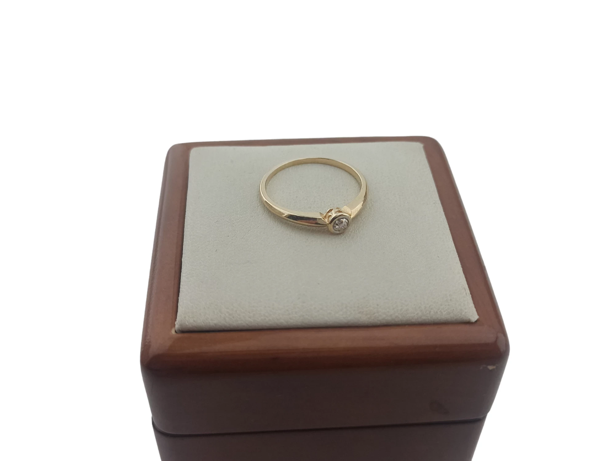 boski-zloty-pierscionek-z-diamentami-certyfikat-pr585-material-15835-2