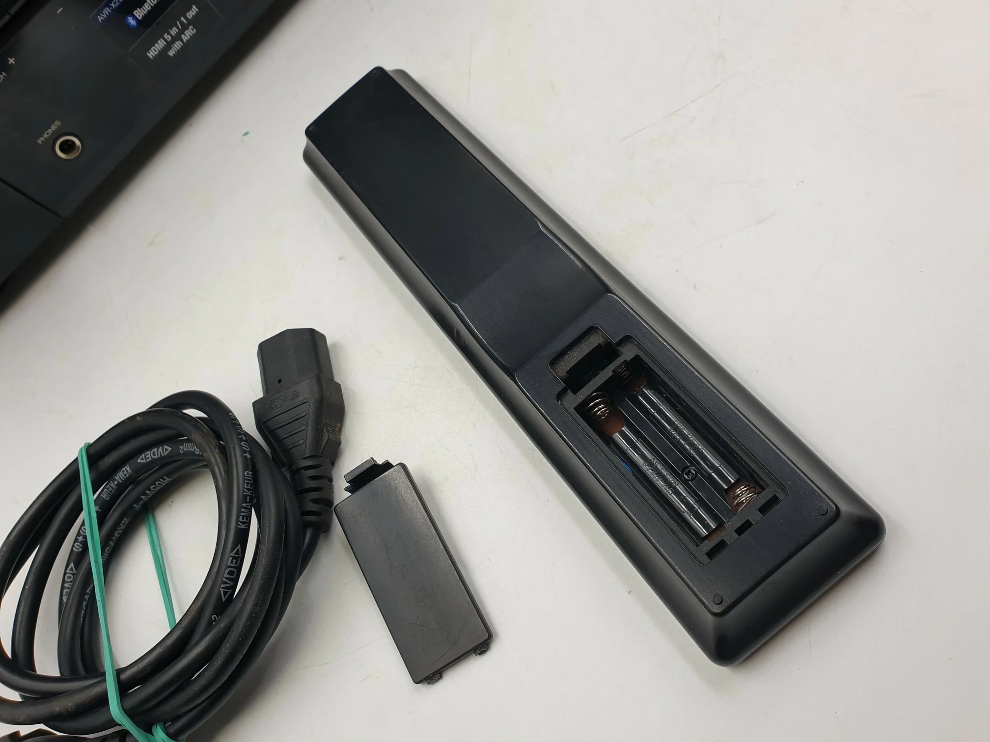 amplituner-denon-avr-x250bt-pilot-zasilacz-komunikacja-bluetooth