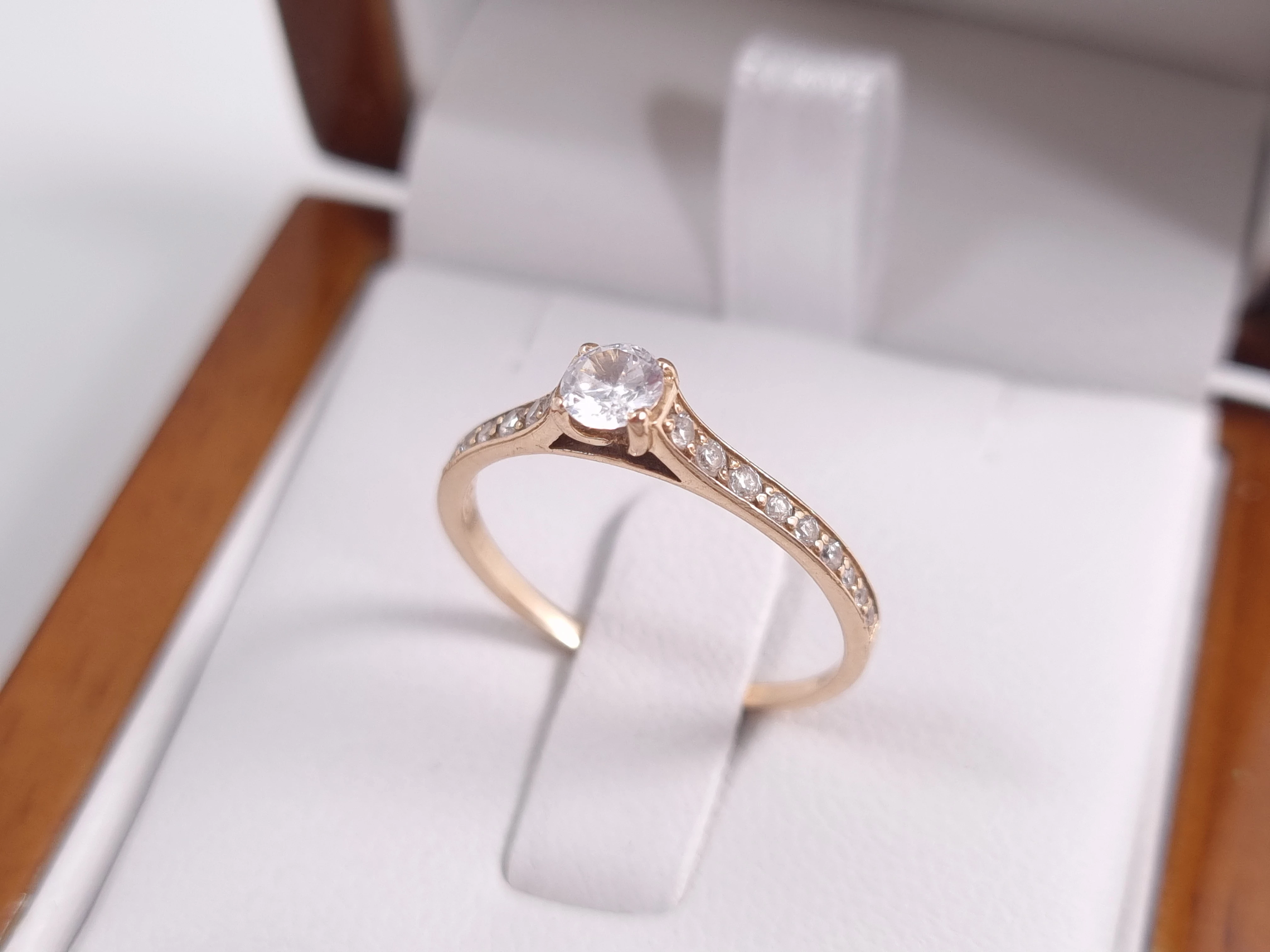 zloty-pierscionek-z-cyrkoniami-14k-146g-r15-stan-11323-2