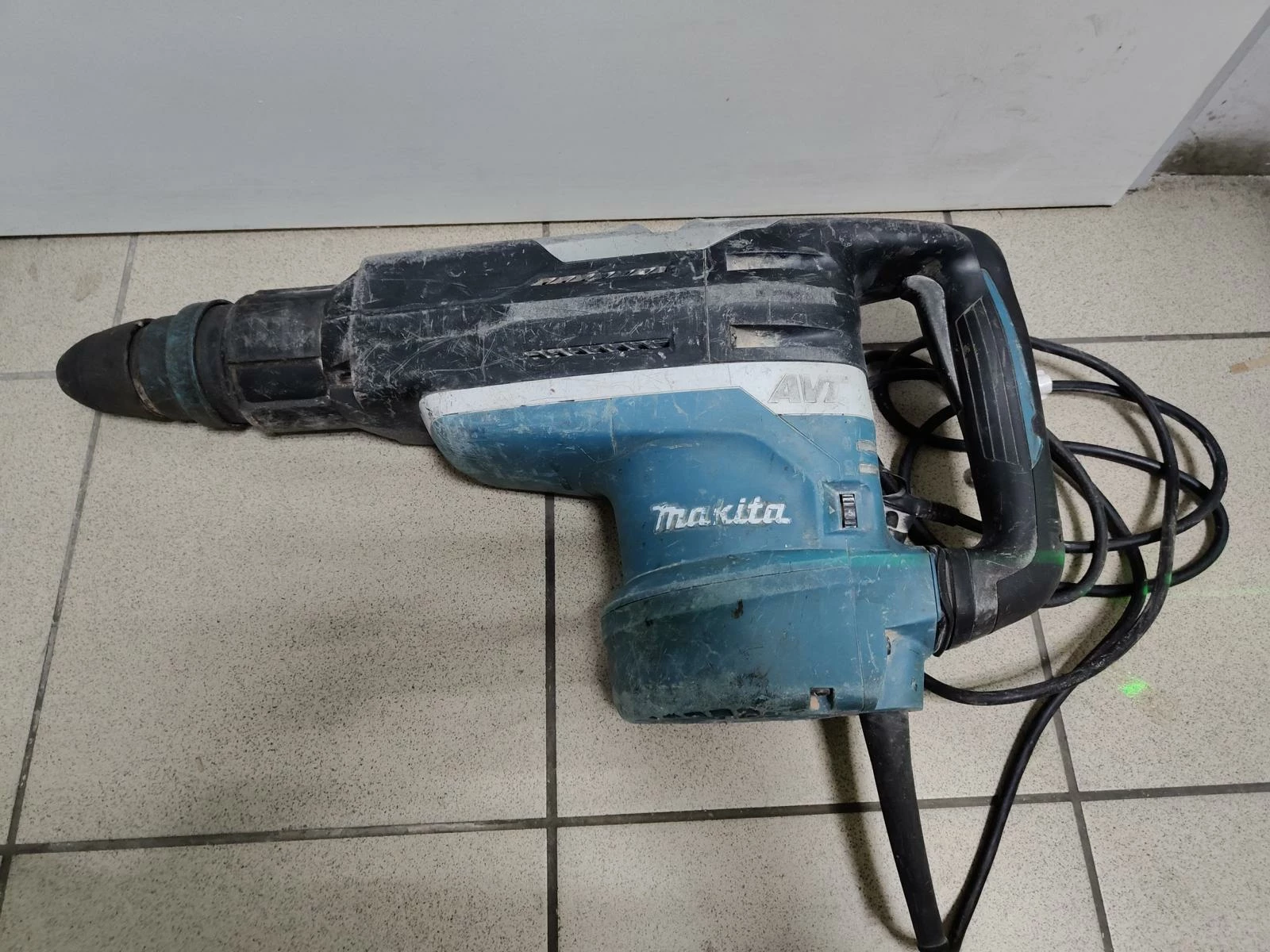 mlot-udarowo-obrotowy-makita-hr5212c-walizka-marka-makita