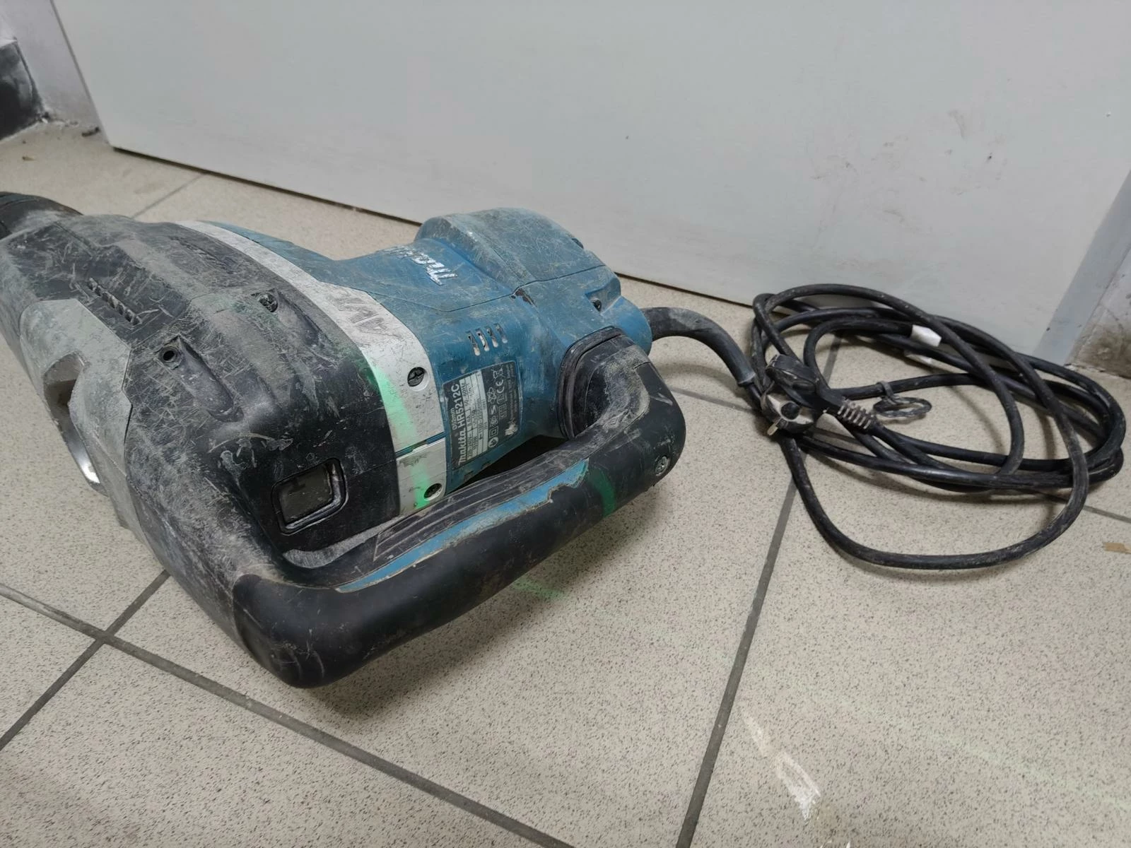 mlot-udarowo-obrotowy-makita-hr5212c-walizka-zasilanie-sieciowe