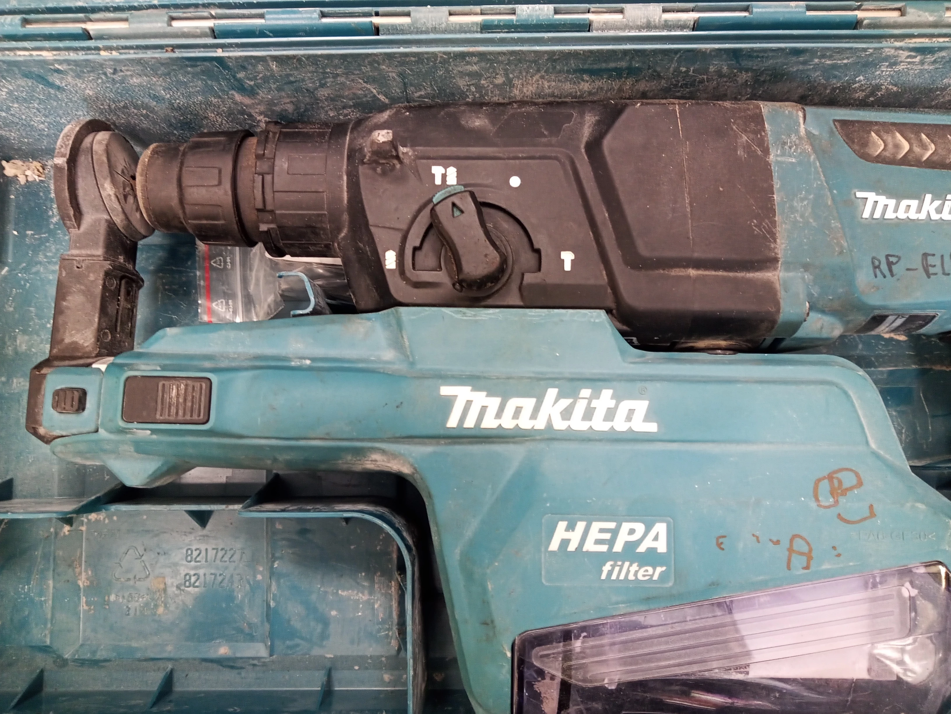 makita-hr2650-mlotowiertarka-sds-plus-800w-24j-z-odpylaniem-z-filtrem-hep-maksymalna-moc-80000