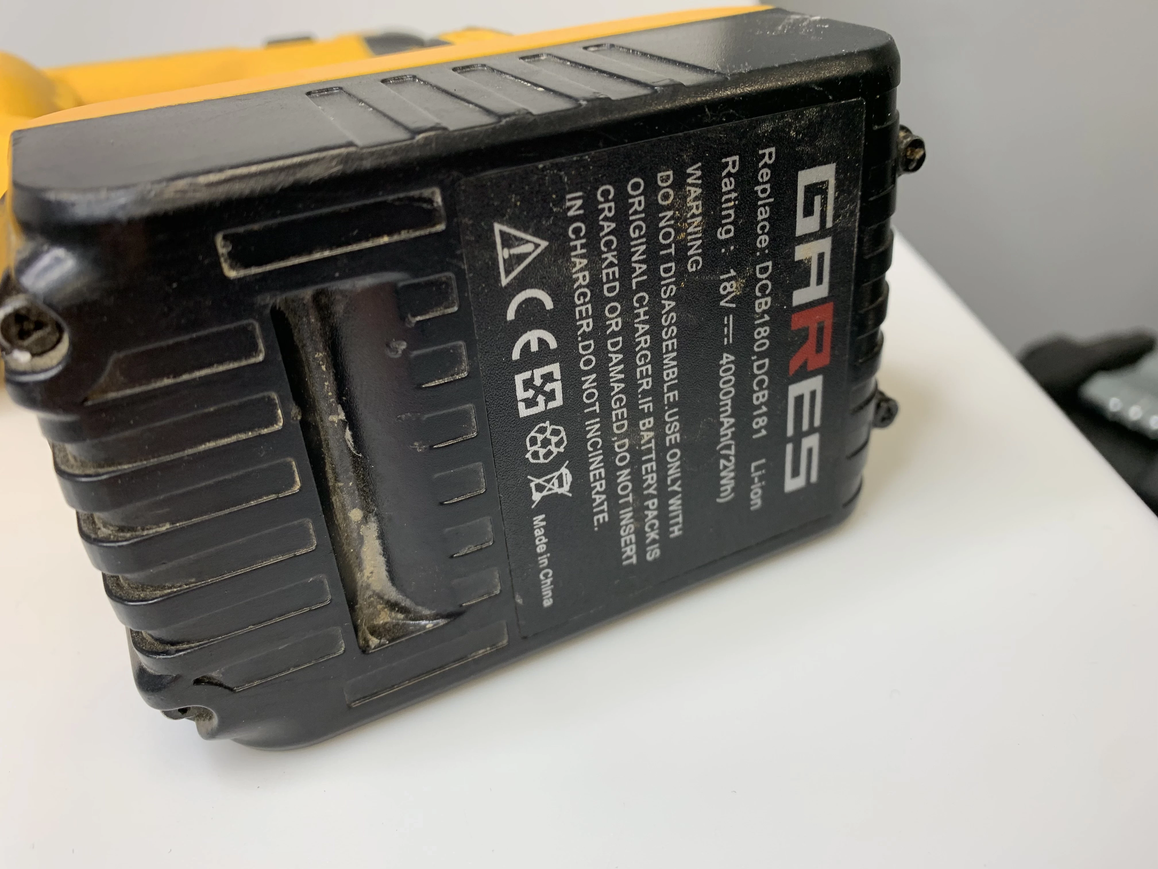 mlotowiertarka-akumulatorowa-dewalt-dch033-18v-typ-uchwytu-sds-plus