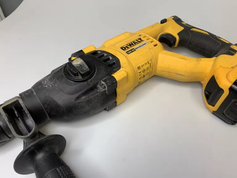 mlotowiertarka-akumulatorowa-dewalt-dch033-18v-energia-udaru-2