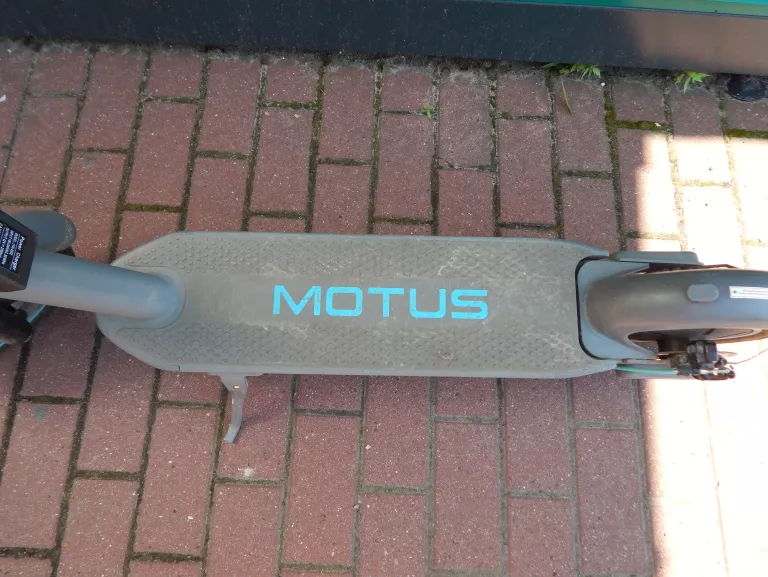 HULAJNOGA MOTUS SCOOTY 10 PLUS / ŁADOWARKA