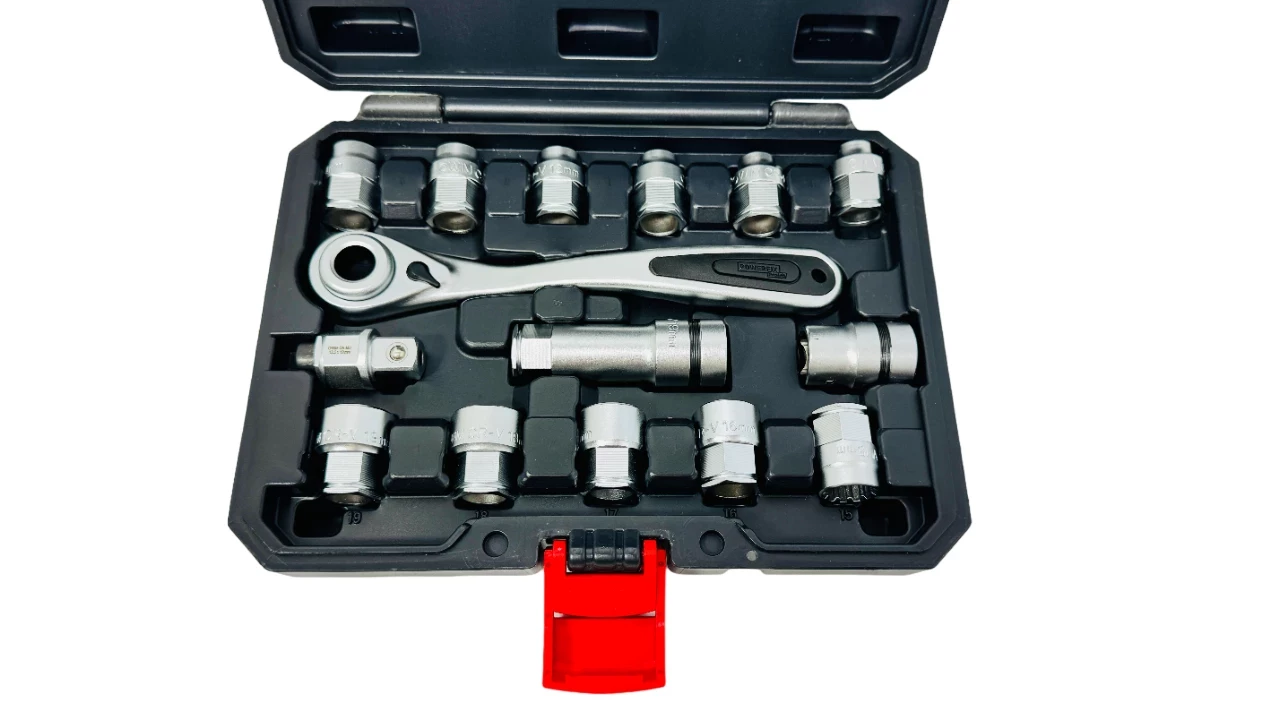 walizka-15-elementow-z-narzedziami-powerfix-klucze-nasadowe-z-grzechotka-stan-uzywany