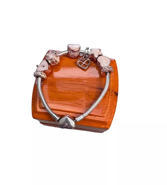 bransoletka-apart-z-charmsami-rodzaj-klasyczne