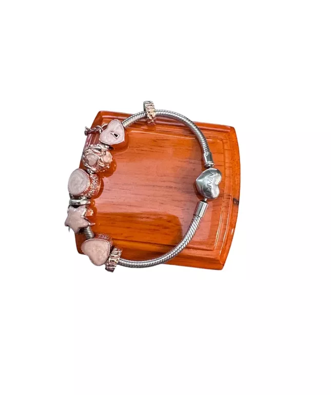 bransoletka-apart-z-charmsami-stan-uzywany