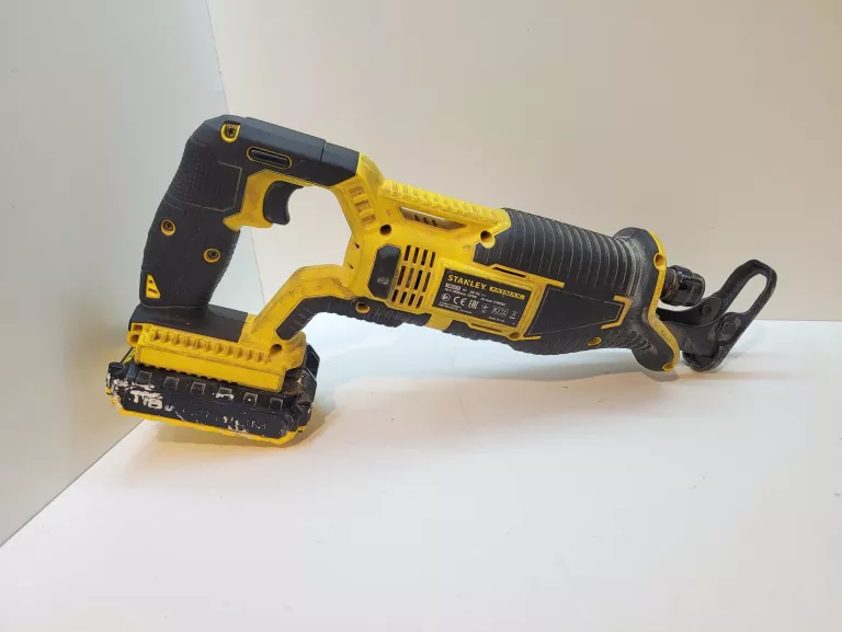 STANLEY PILA SZABLASTA 18V FMC675B + AKU 18V 2.0AH