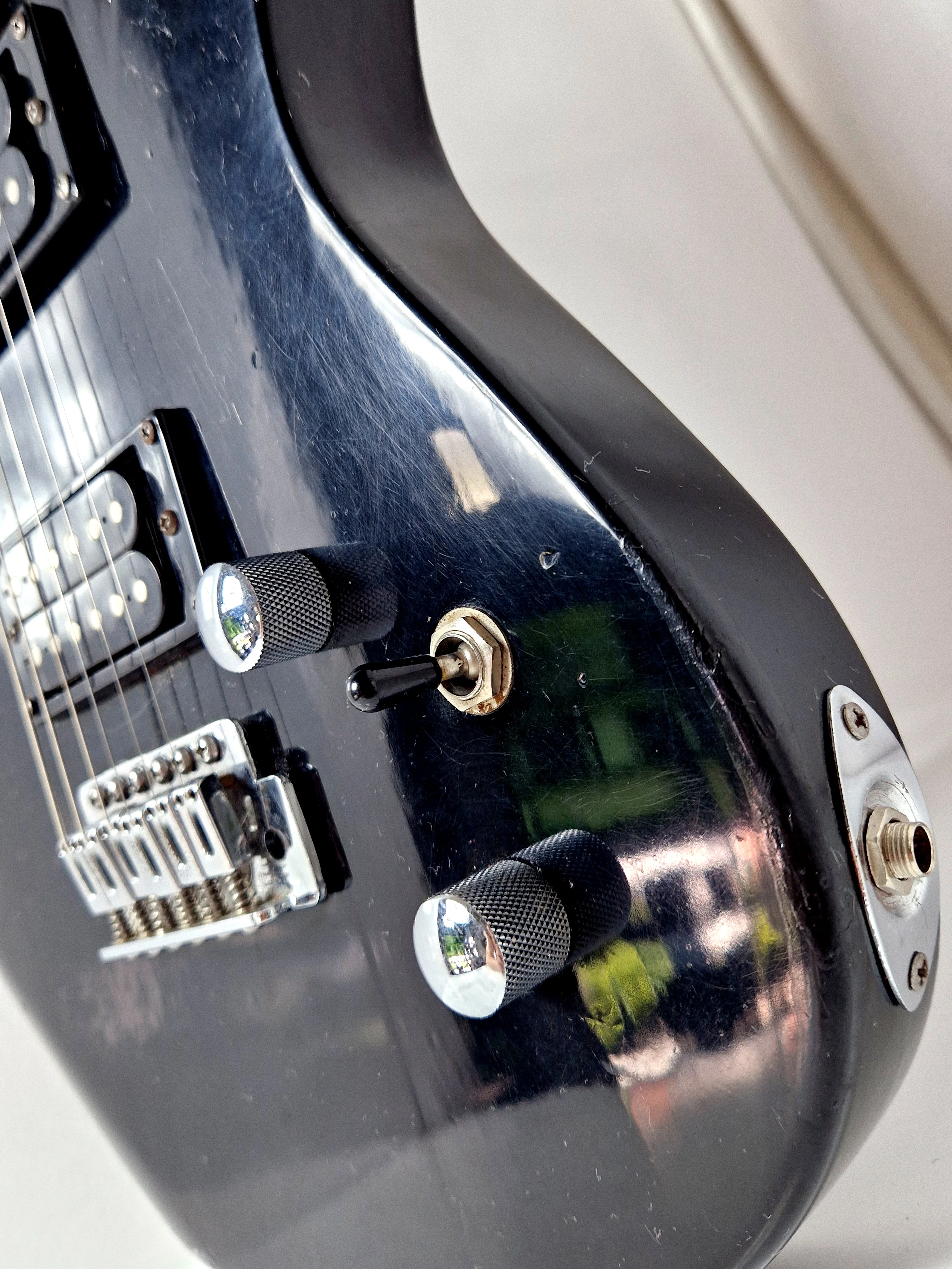 gitara-elektryczna-skyway-premiuym-edition-czarna-pokrowiec-stan-uzywany