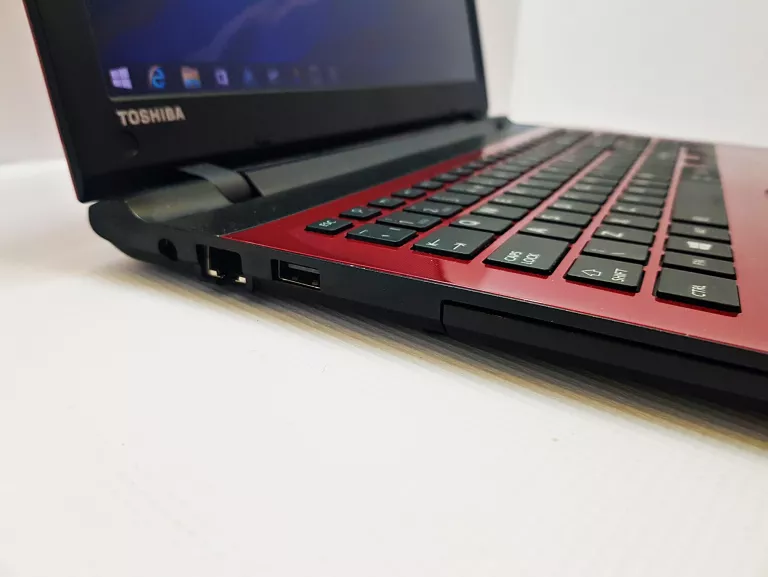 LAPTOP TOSHIBA SATELLITE L50 ŁAD INTEL CORE I3-4005 /8GB/HDD 1TB/WIN 8.1