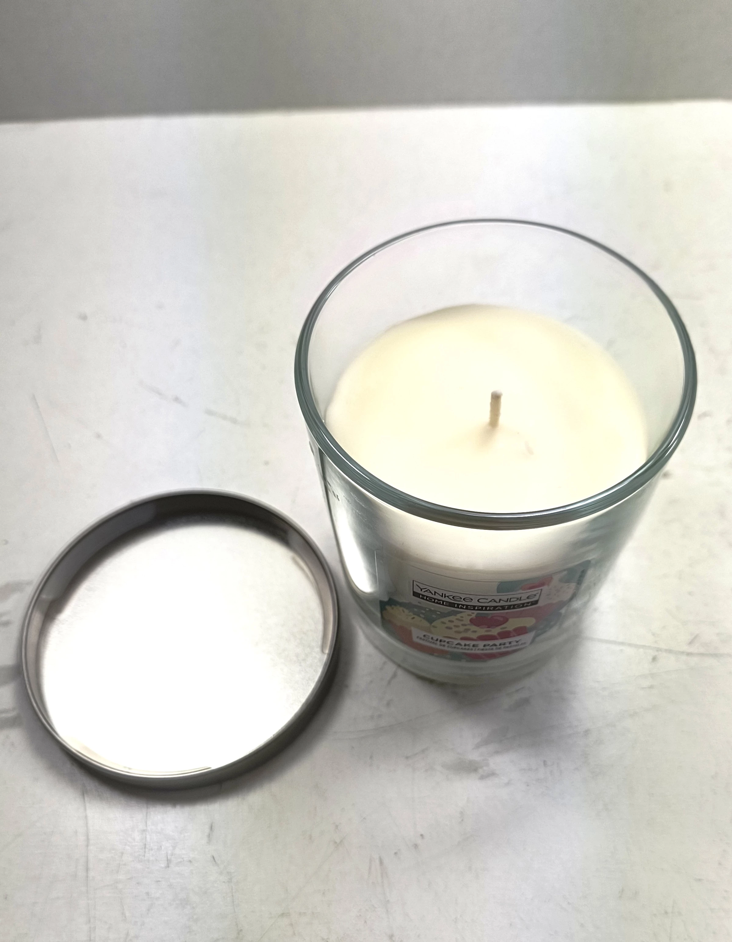 swieczka-yankee-candle-cupcake-party-200g-stan-powystawowy