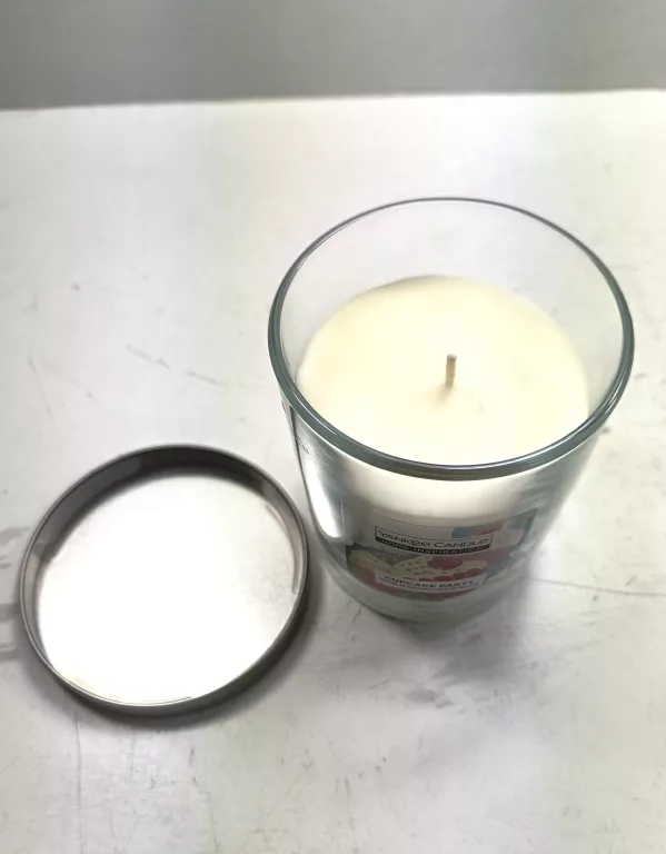 swieczka-yankee-candle-cupcake-party-200g-stan-powystawowy