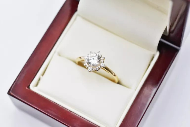 PRZEŚLICZNY ZŁOTY PIERŚCIONEK Z CYRKONIAMI P585 14K 3,08G R20