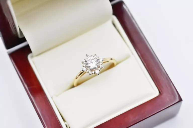 PRZEŚLICZNY ZŁOTY PIERŚCIONEK Z CYRKONIAMI P585 14K 3,08G R20