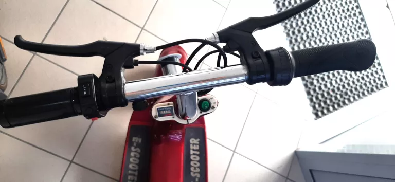 HULAJNOGA ELEKTRYCZNA Z SIODEŁKIEM E SCOOTER