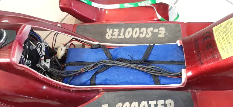 HULAJNOGA ELEKTRYCZNA Z SIODEŁKIEM E SCOOTER