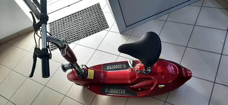 HULAJNOGA ELEKTRYCZNA Z SIODEŁKIEM E SCOOTER