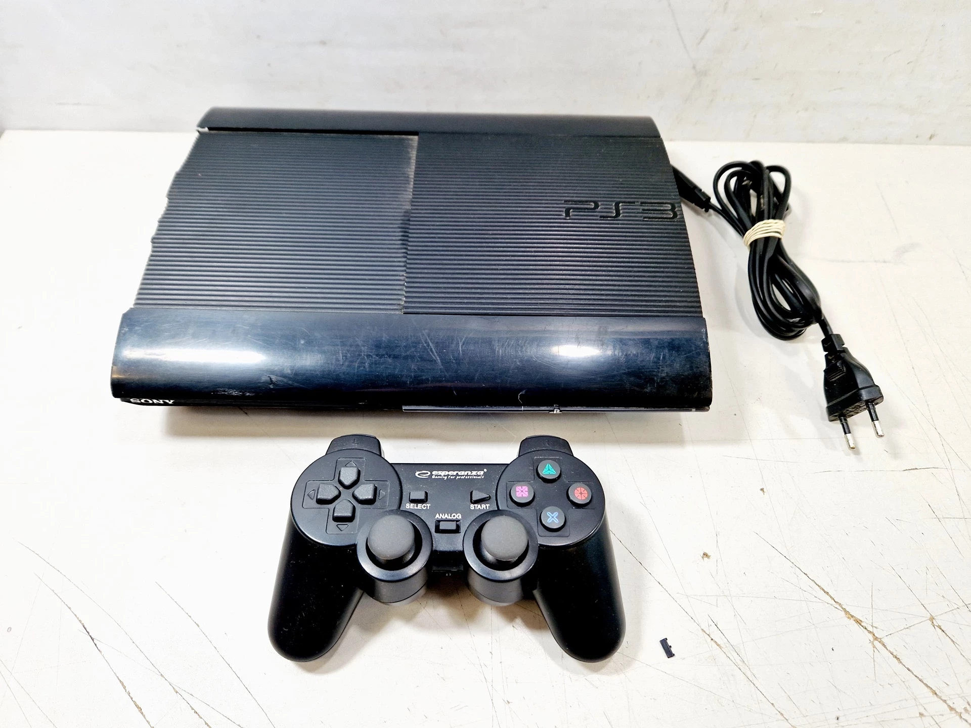 konsola-sony-playstation-3-super-slim-160gb-pad-cech-4004a-opis-stan-uzywany