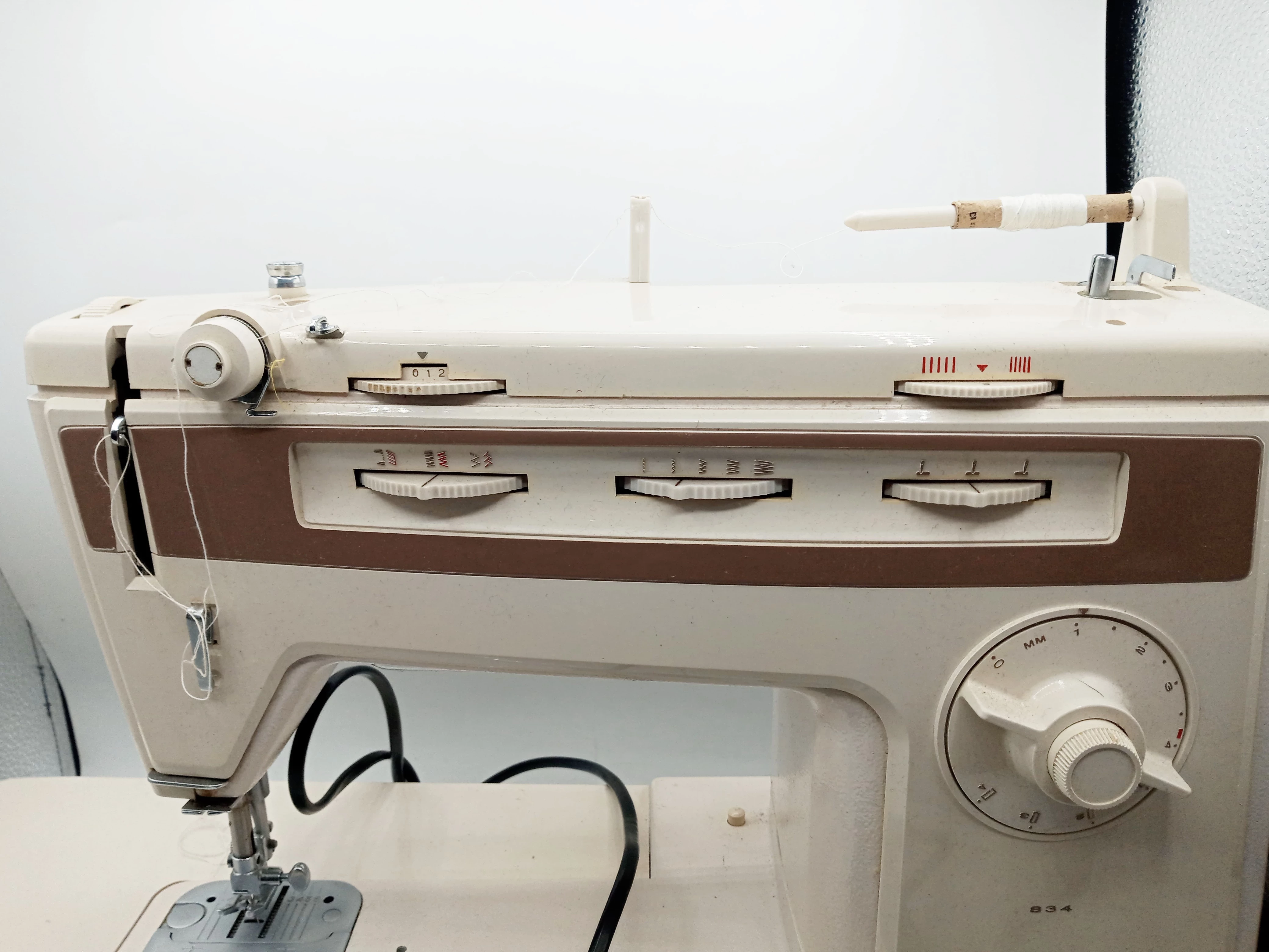 maszyna-do-szycia-lucznik-834-zabytkowa-at-okazja-at-kolor-dominujacy-bialy