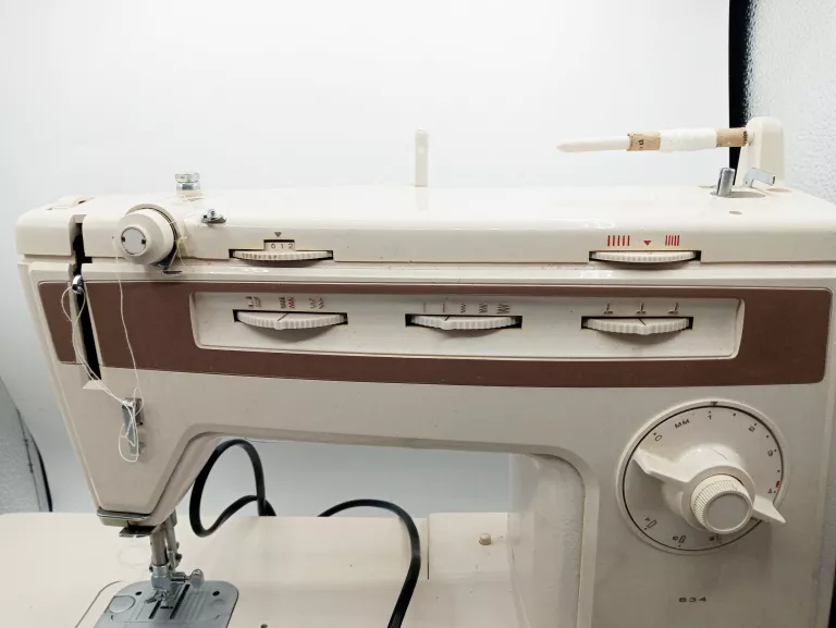 maszyna-do-szycia-lucznik-834-zabytkowa-at-okazja-at-kolor-dominujacy-bialy