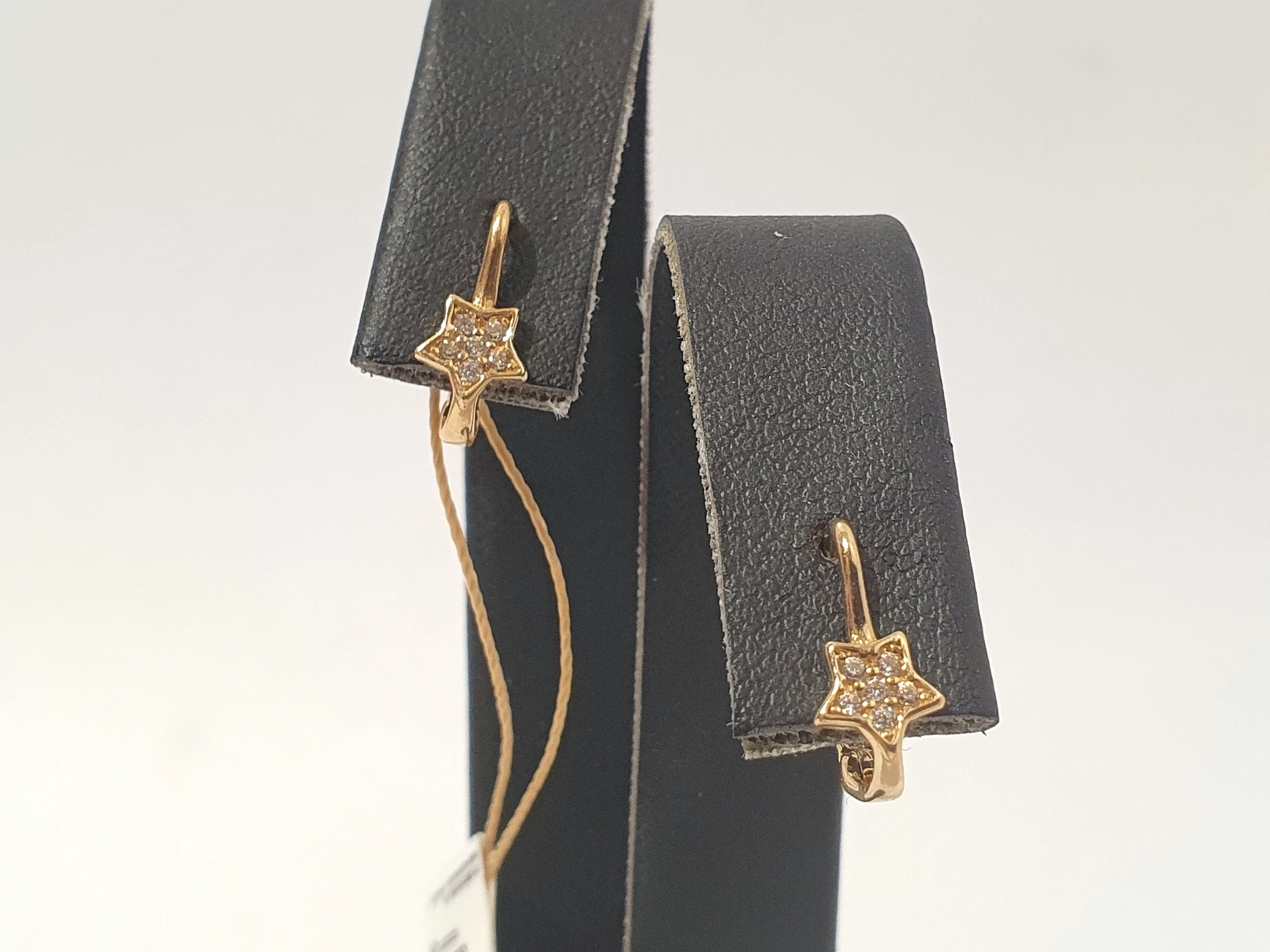 zlote-kolczyki-585-087g-yes-cechy-brak