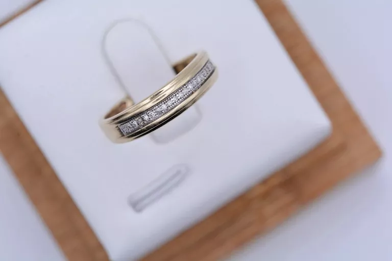 APART ELEGANCKI PIERŚCIONEK Z 20 DIAMENTAMI 0,06 CT VS/H ZŁOTO PR 585