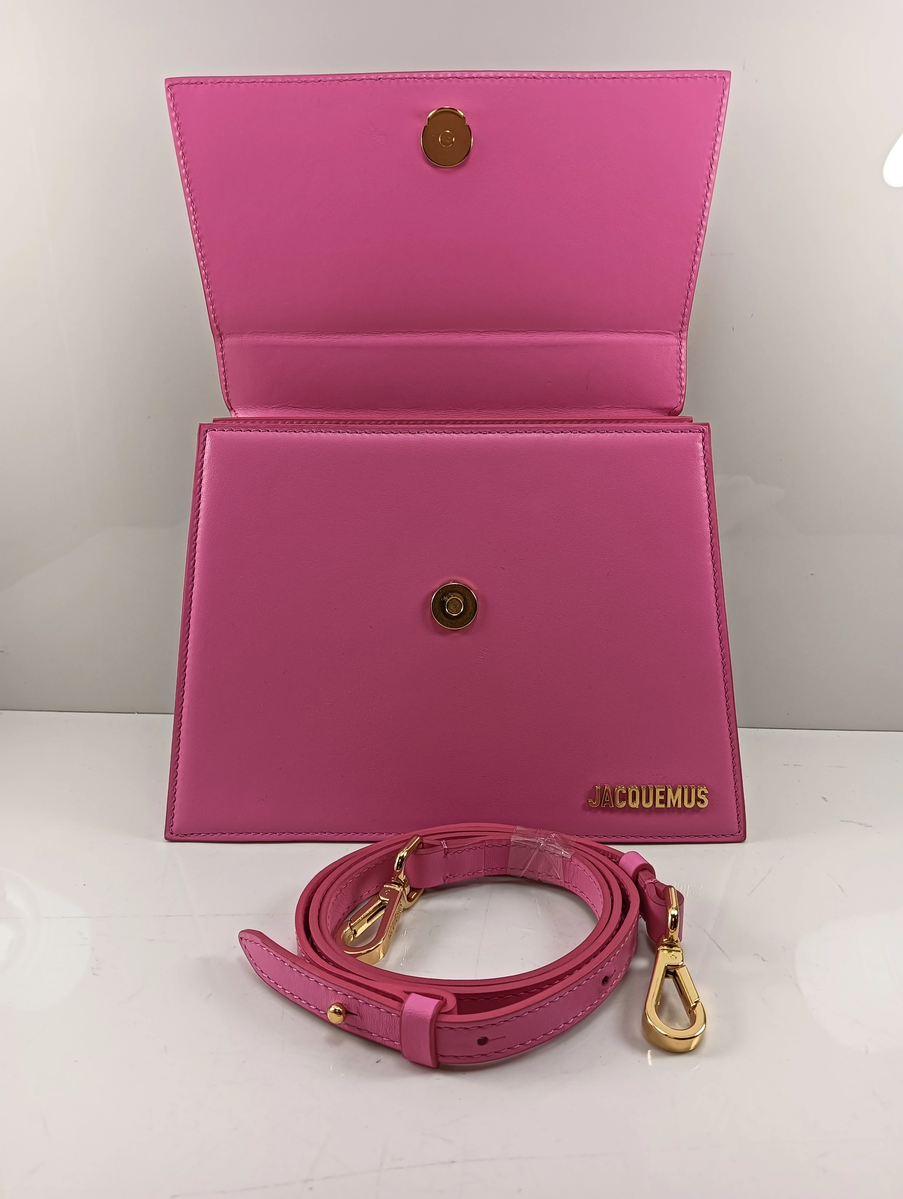 torebka-damska-le-grand-chiquito-jacquemus-neon-pink-wielkosc-mala-nie-mieszczaca-a4