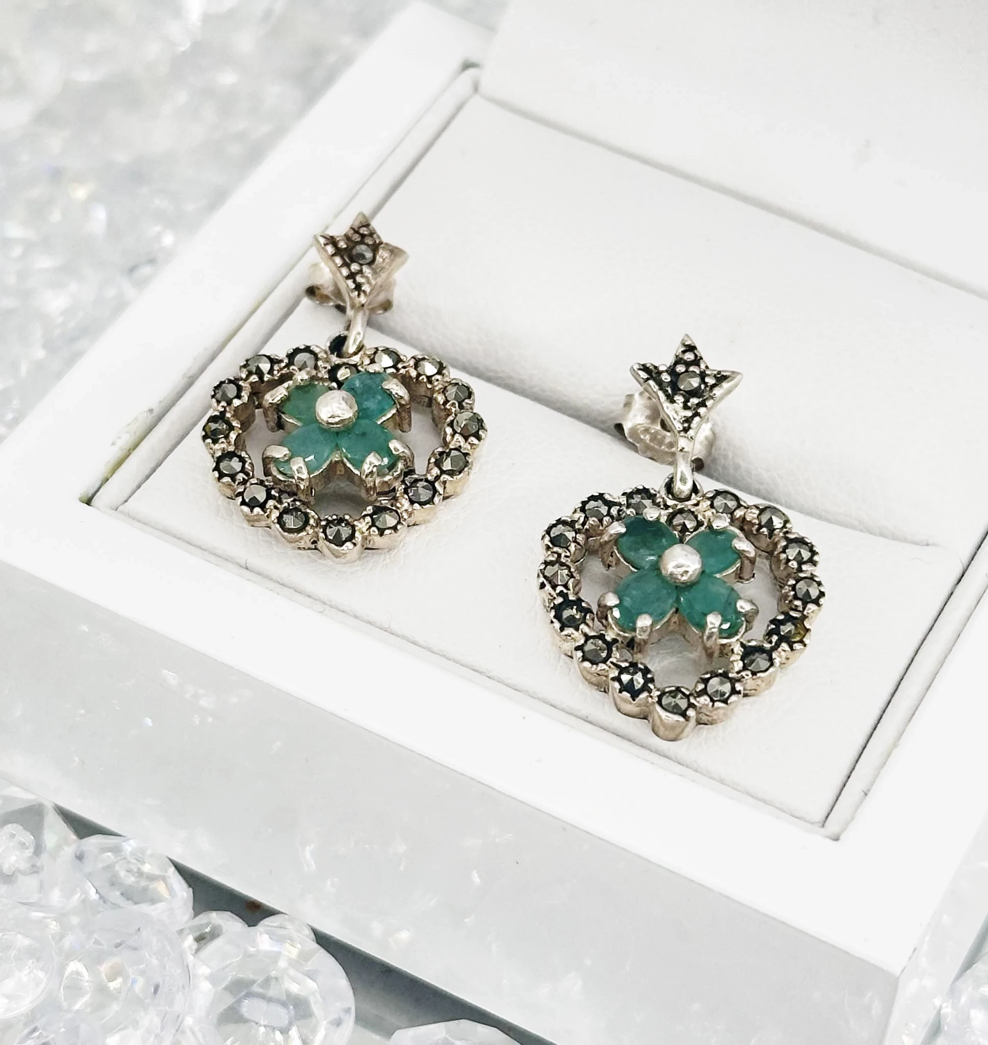 dostojne-srebrne-kolczyki-z-zielonym-oczkiem-697g-gajowa-70-wroclaw