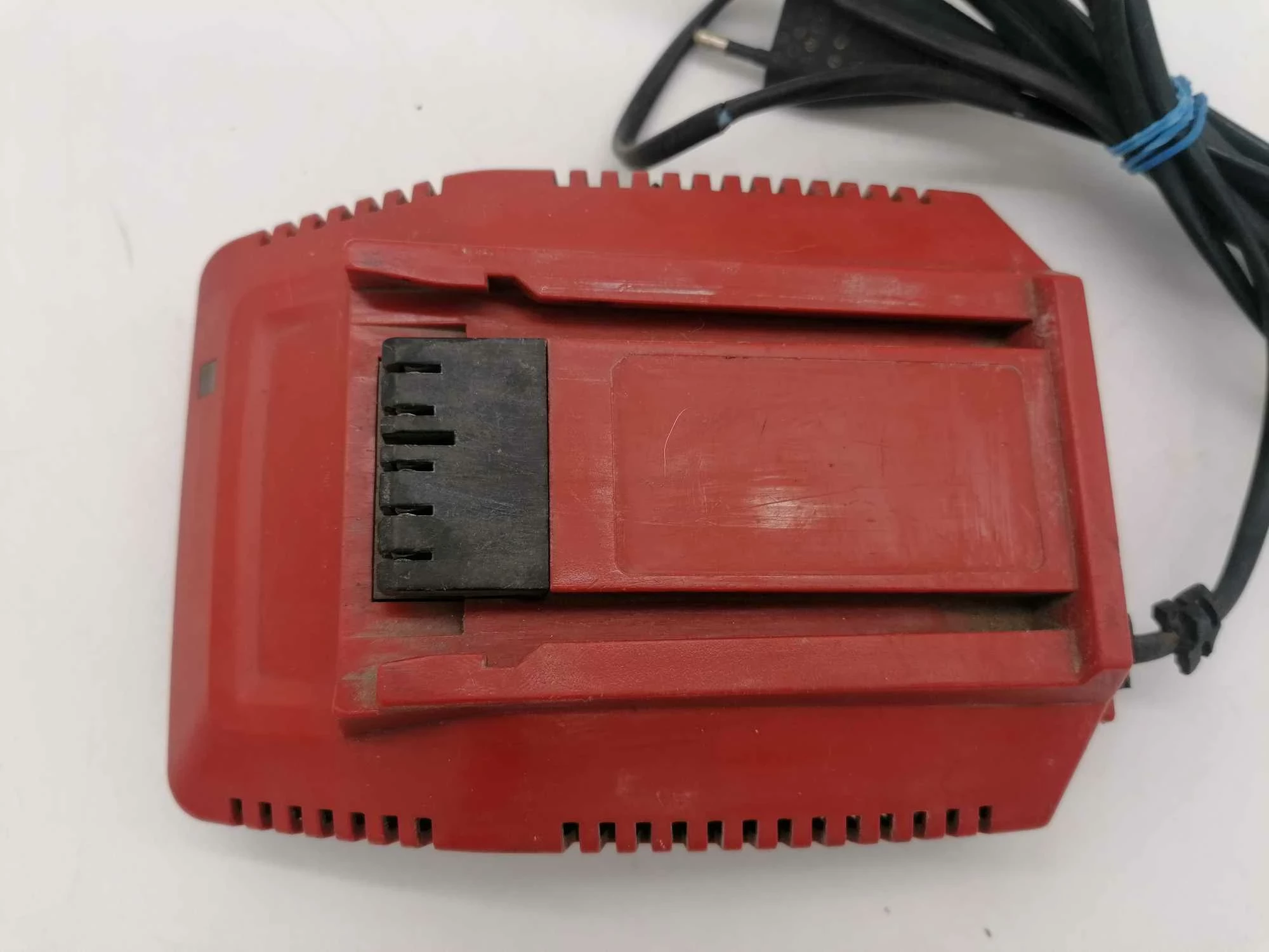 ladowarka-hilti-c-436-90-uszkodzona-stan-uszkodzony