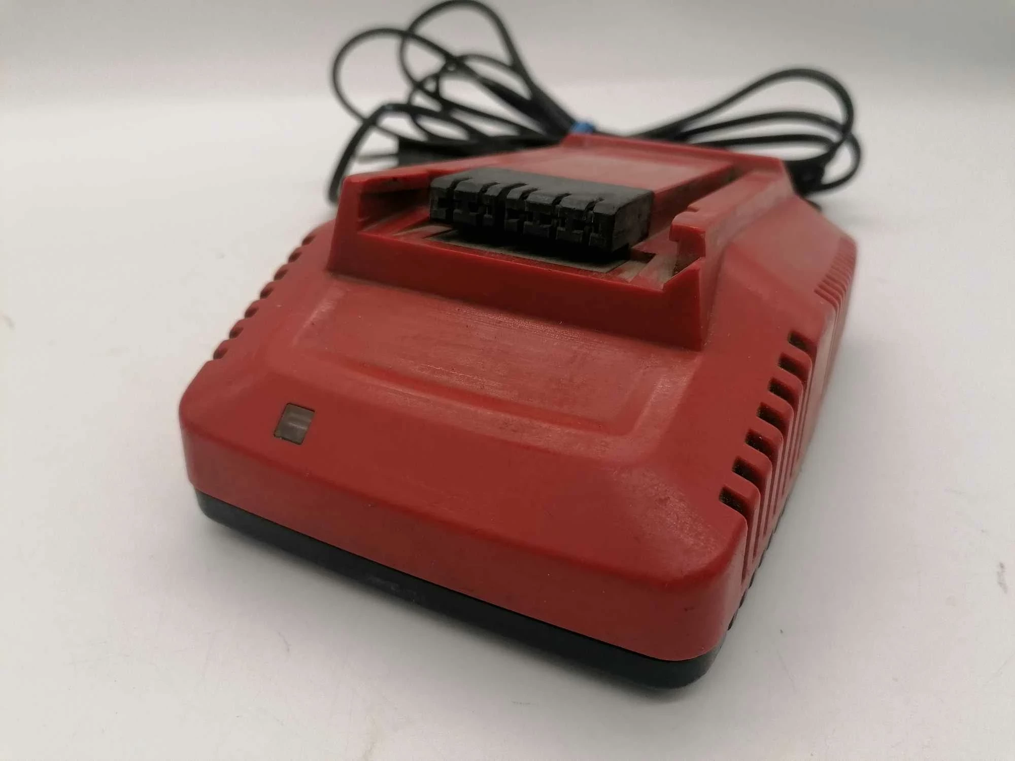 ladowarka-hilti-c-436-90-uszkodzona-marka-hilti