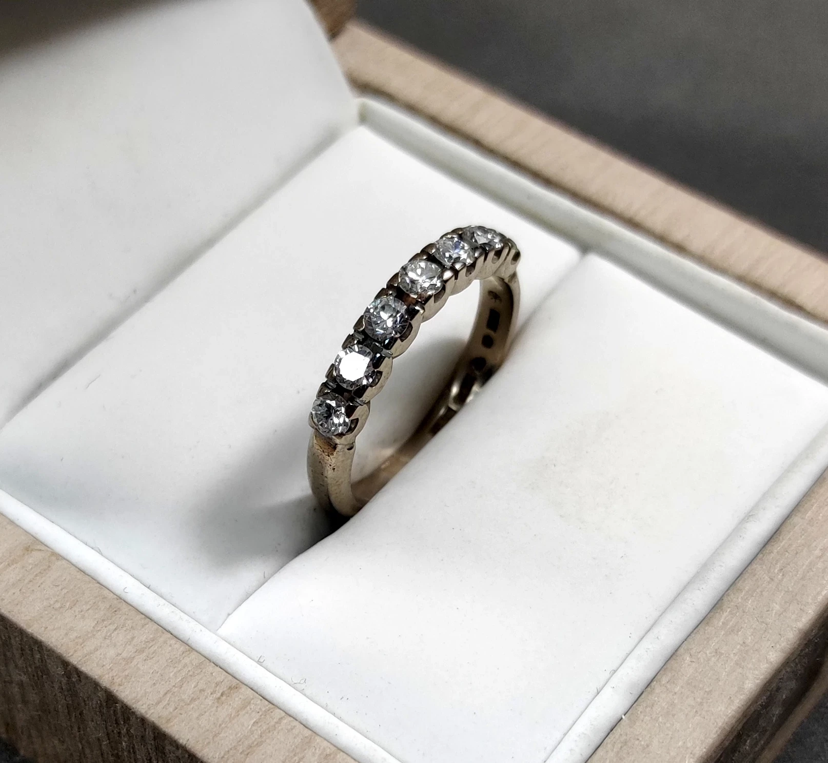 wyrob-jubilerski-uzywany-pierscionek-z-brylantami-r16-p750-biale-zloto-kolor-dominujacy-zloty