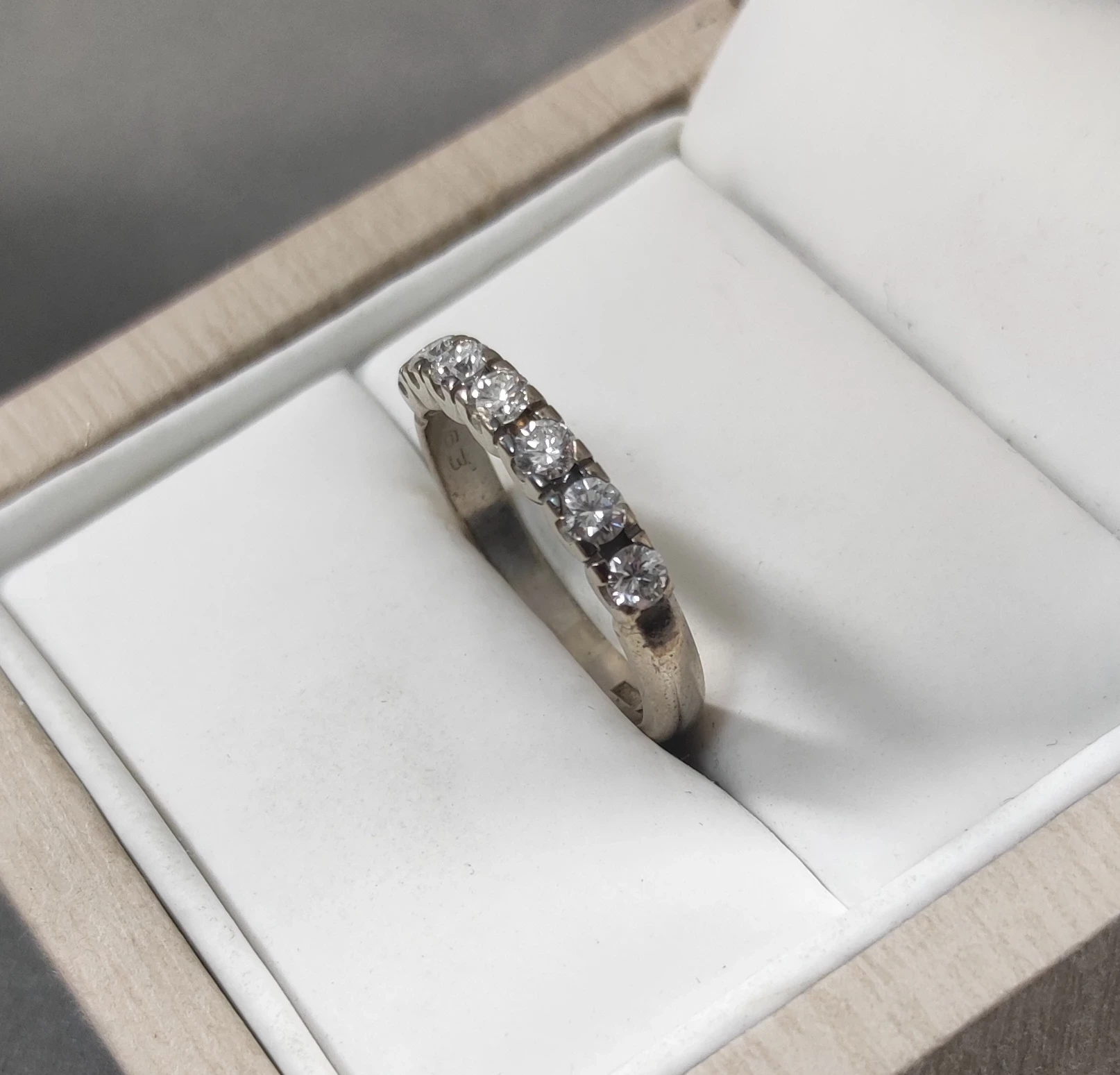 wyrob-jubilerski-uzywany-pierscionek-z-brylantami-r16-p750-biale-zloto-material-zloto