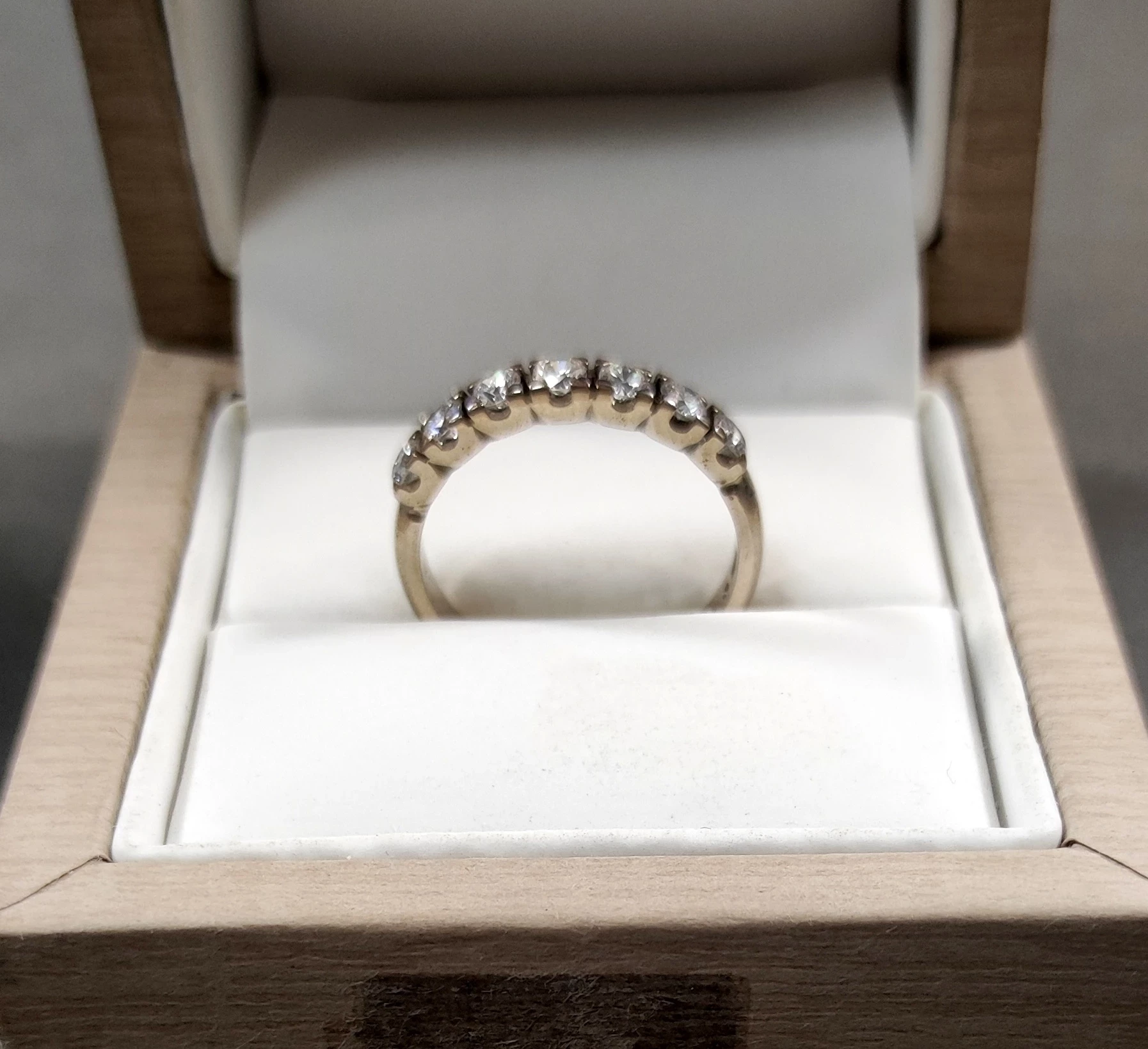 wyrob-jubilerski-uzywany-pierscionek-z-brylantami-r16-p750-biale-zloto-kamien-brylant