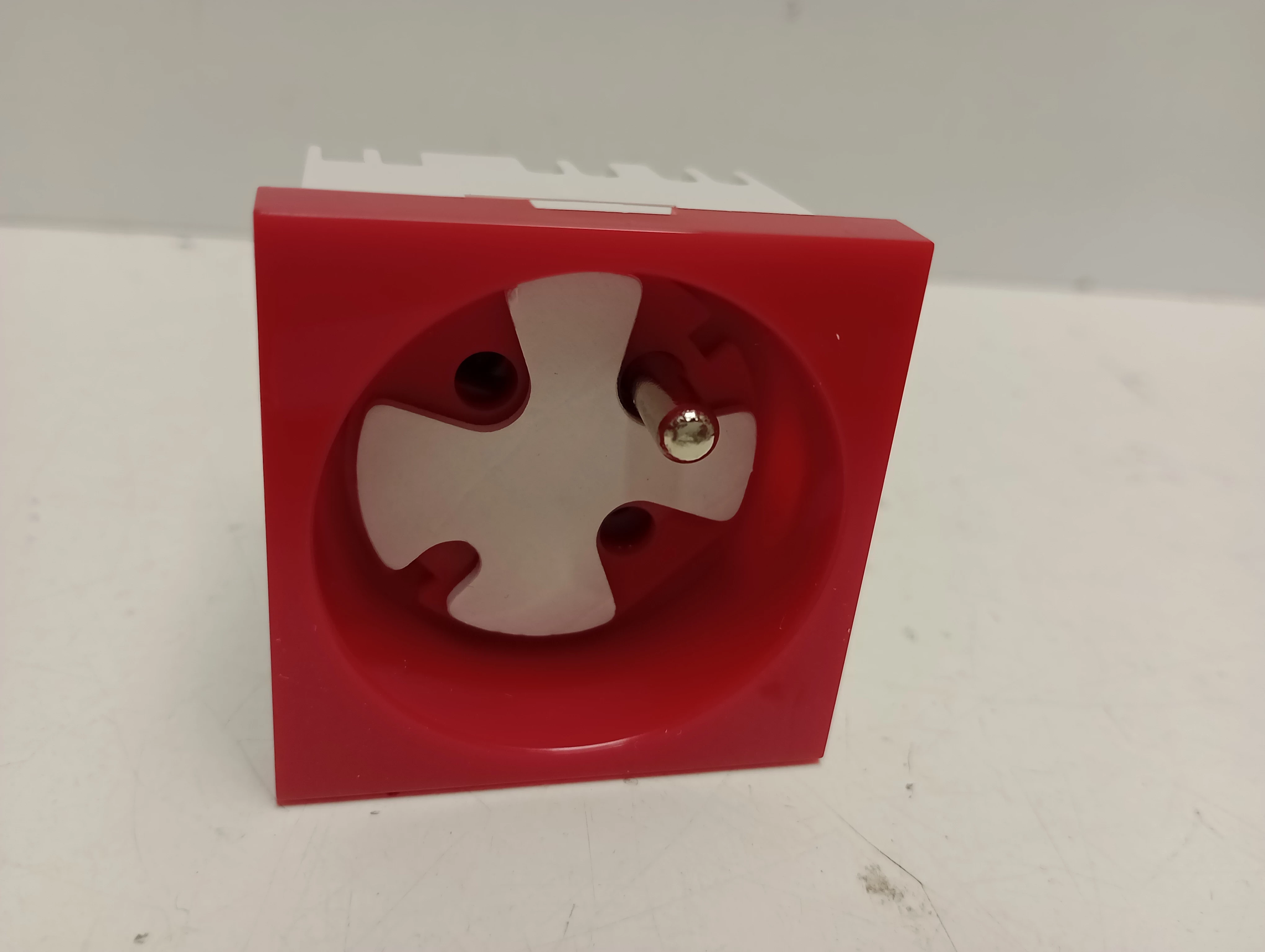 modularne-gniazdo-elektryczne-alantec-2pz-45x45-data-z-kluczem-czerwon-osiedle-teatralne-3u15-krakow