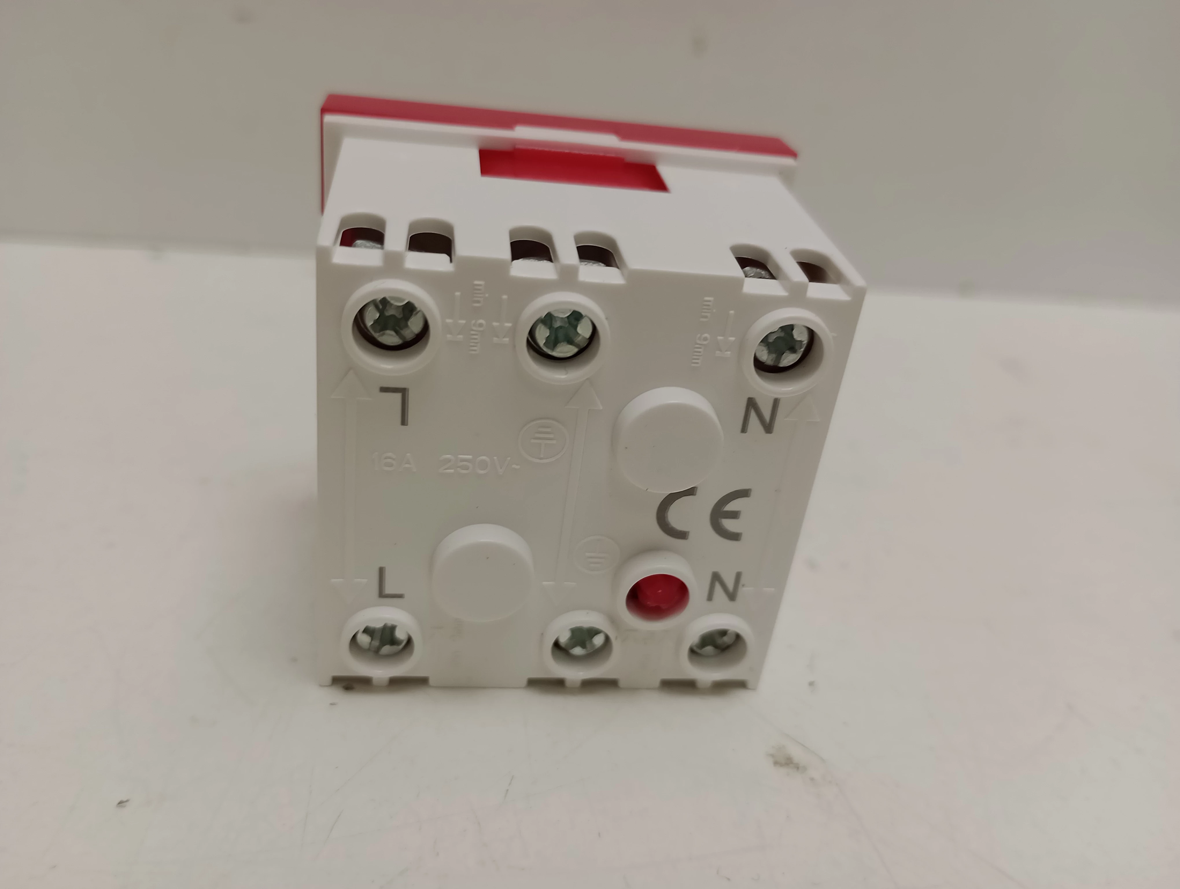 modularne-gniazdo-elektryczne-alantec-2pz-45x45-data-z-kluczem-czerwon-ean-gtin-5904204401111