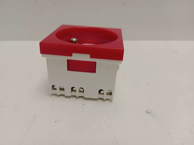 modularne-gniazdo-elektryczne-alantec-2pz-45x45-data-z-kluczem-czerwon-stan-11323-2