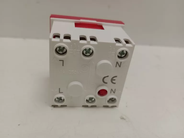 modularne-gniazdo-elektryczne-alantec-2pz-45x45-data-z-kluczem-czerwon-ean-gtin-5904204401111