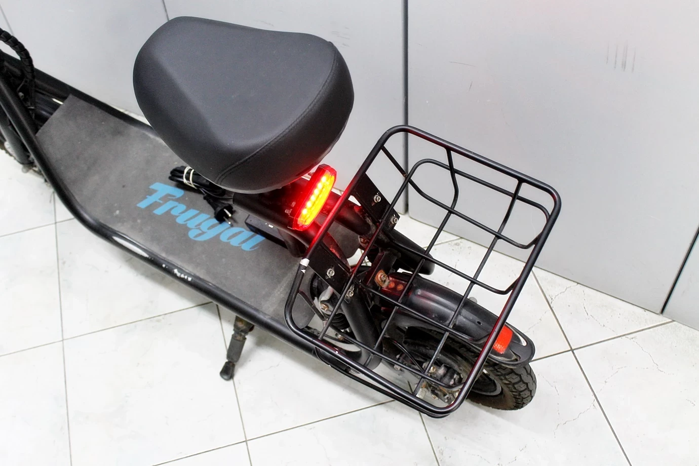 hulajnoga-elektryczna-frugal-spirit-z-siedziskiem-marka-frugal