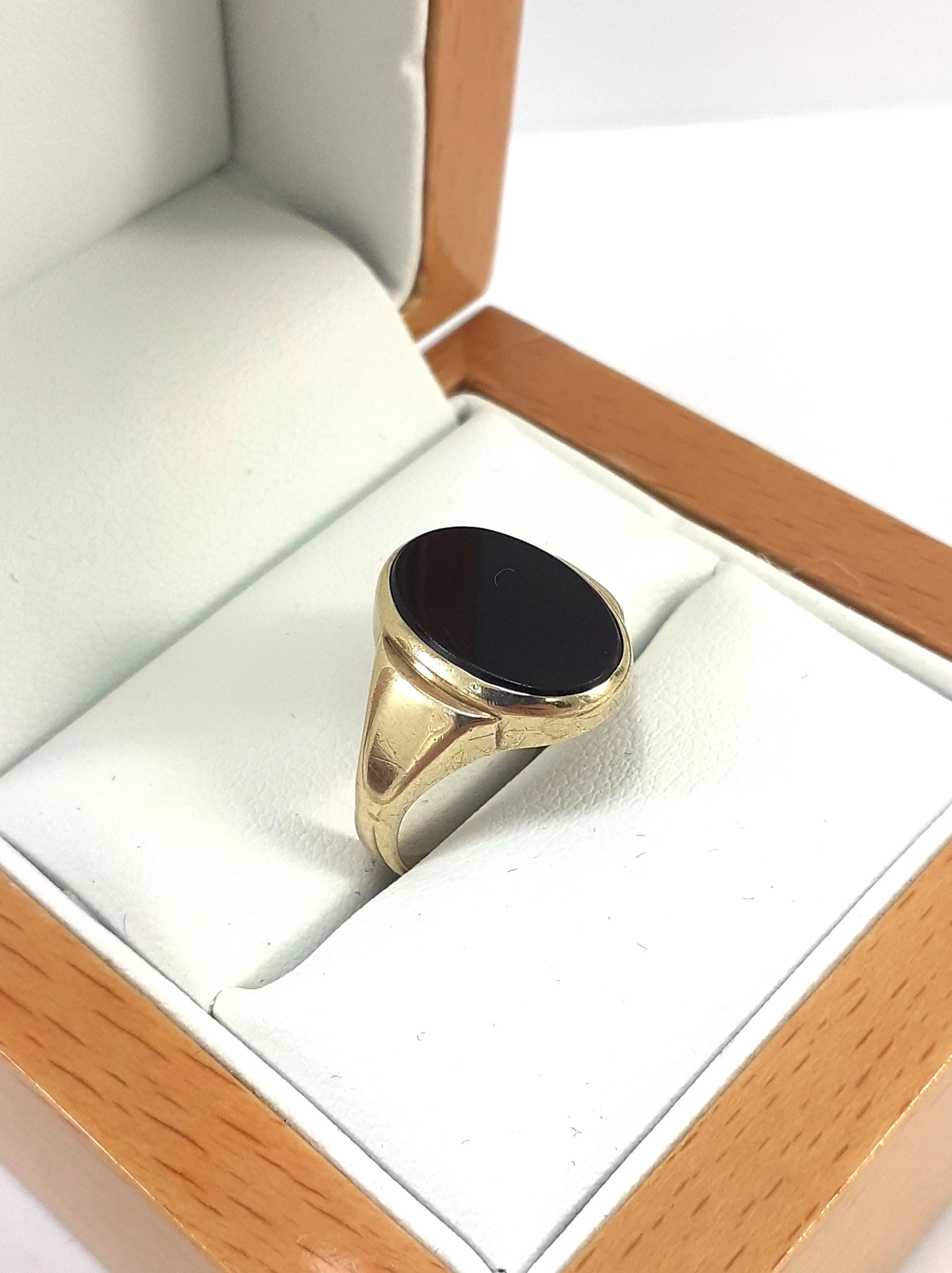 zloty-pierscionek-z-onyksem-333-247g-12-rodzaj-wyrob-jubilerski