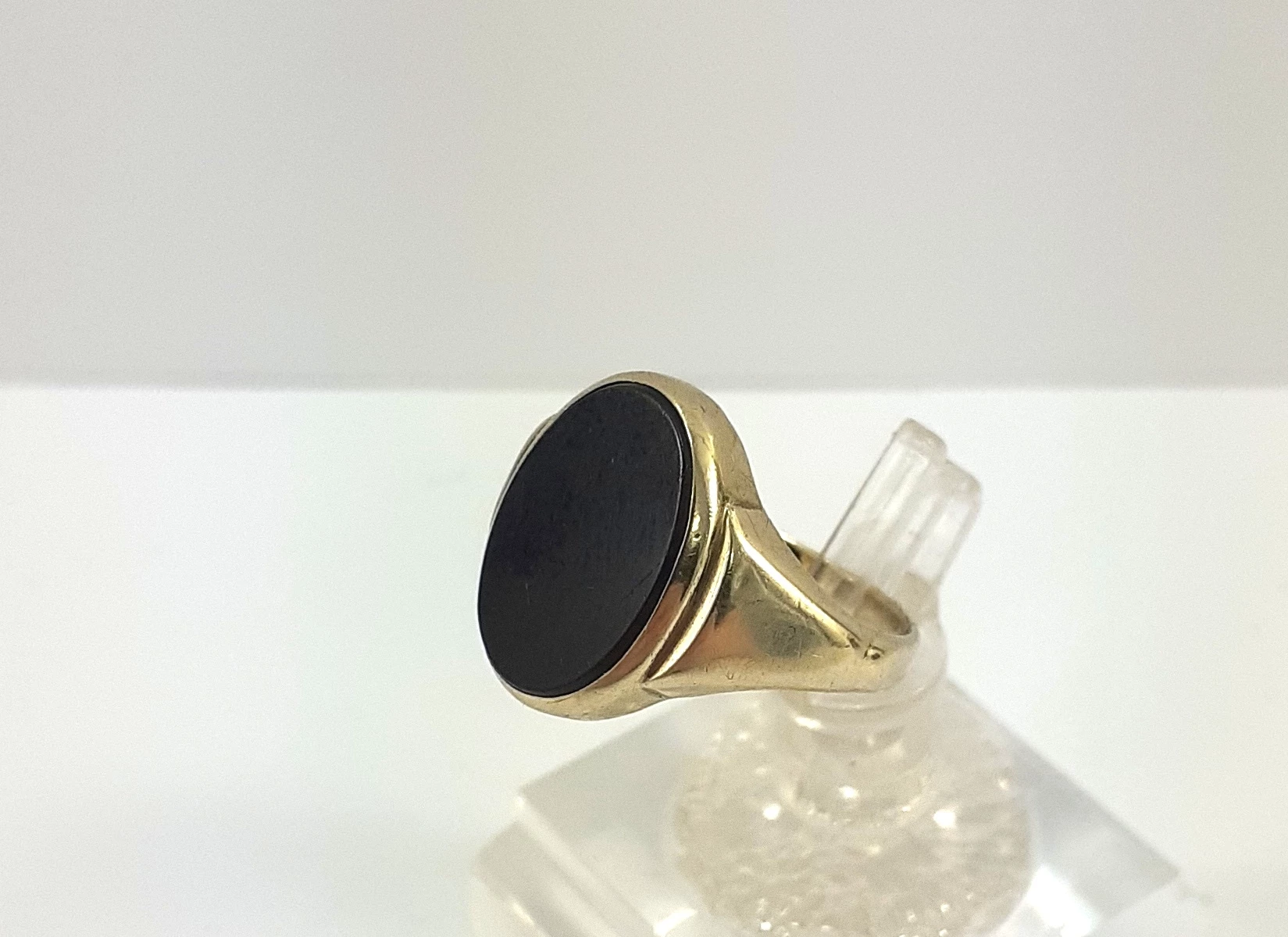 zloty-pierscionek-z-onyksem-333-247g-12-kolor-dominujacy-zloty