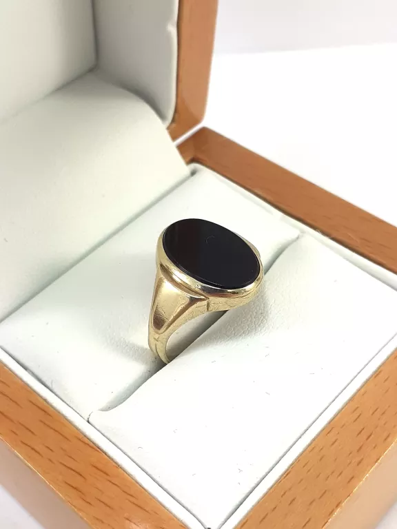 zloty-pierscionek-z-onyksem-333-247g-12-rodzaj-wyrob-jubilerski