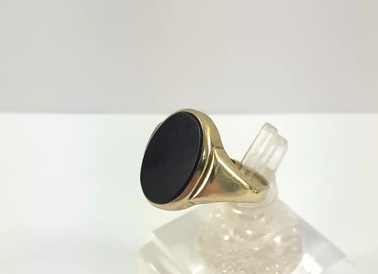 zloty-pierscionek-z-onyksem-333-247g-12-kolor-dominujacy-zloty