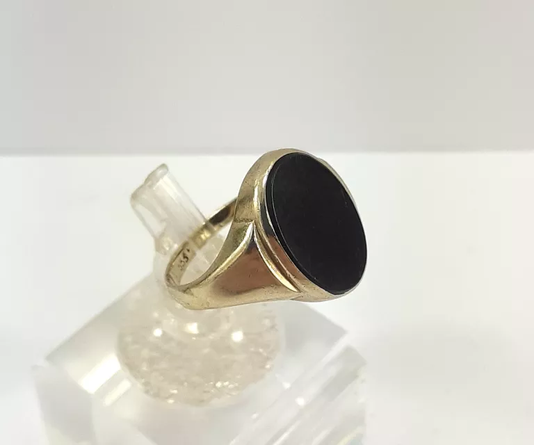 zloty-pierscionek-z-onyksem-333-247g-12-cechy-brak